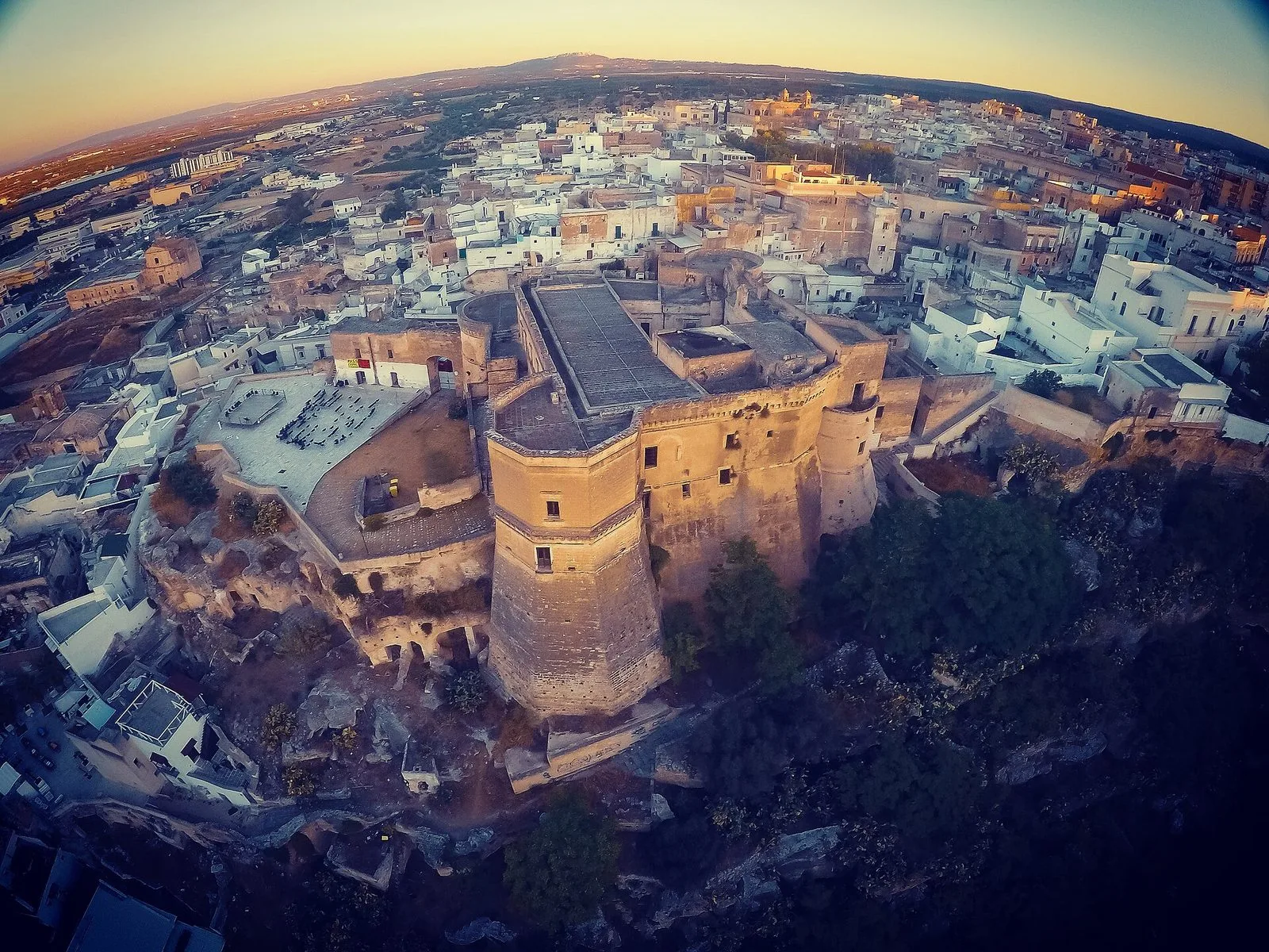 Massafra vista dall'alto, con il castello al centro e le case del centro storico tutto intorno
